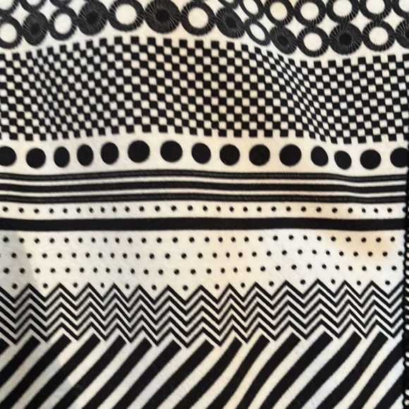 Super cute and comfy Lorna Jane hoodie with front zip and thumb holes. - Picture 3 of 15